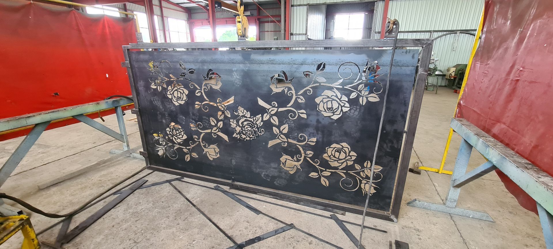 Photo d'une plaque de métal avec des fleurs dans un atelier