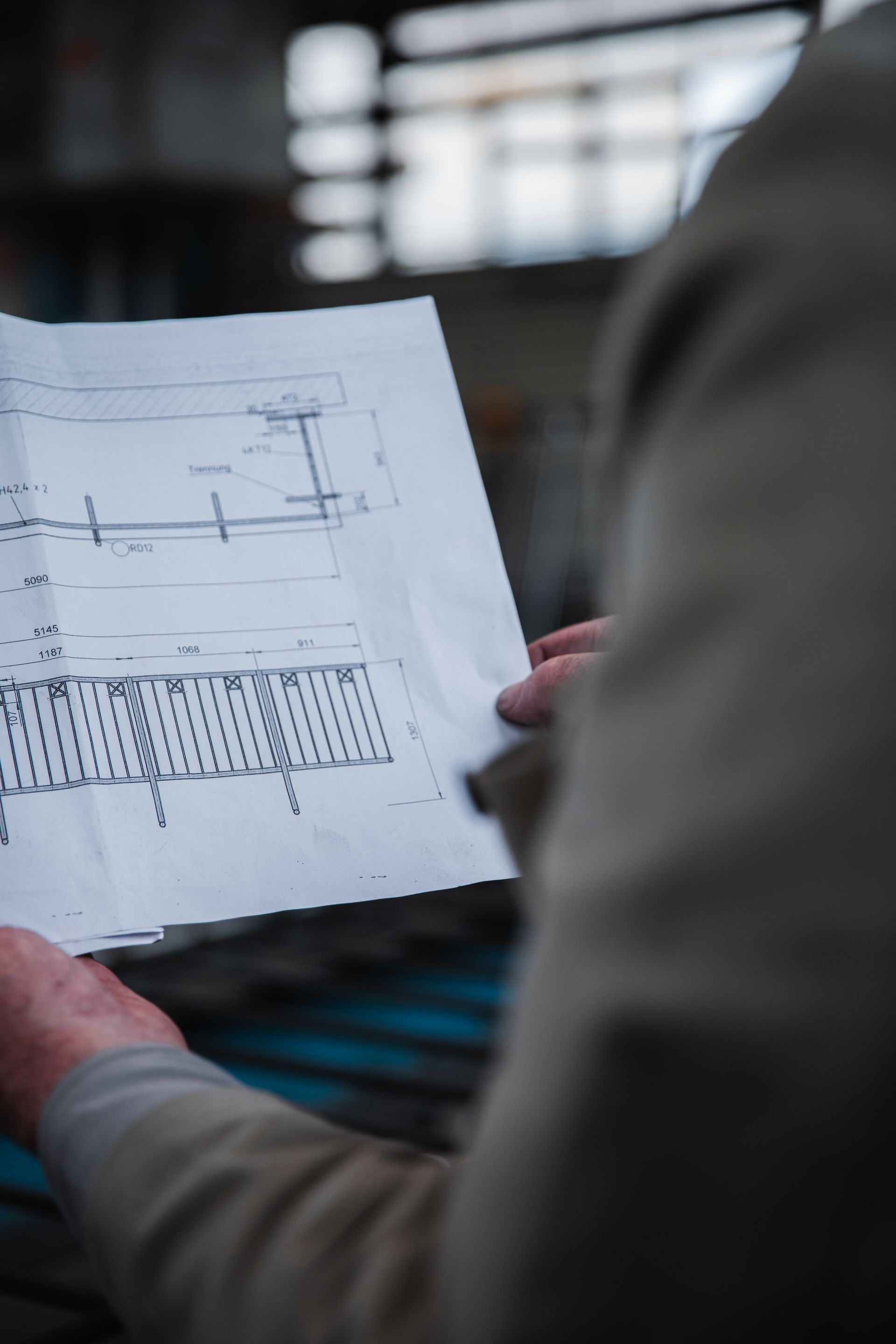 Maître d'oeuvre consultant un plan de construction