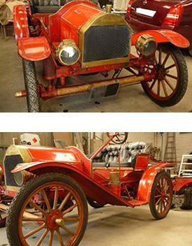 Dos fotografías de un coche antiguo rojo con faros de latón, vistas desde el frente y el lateral.
