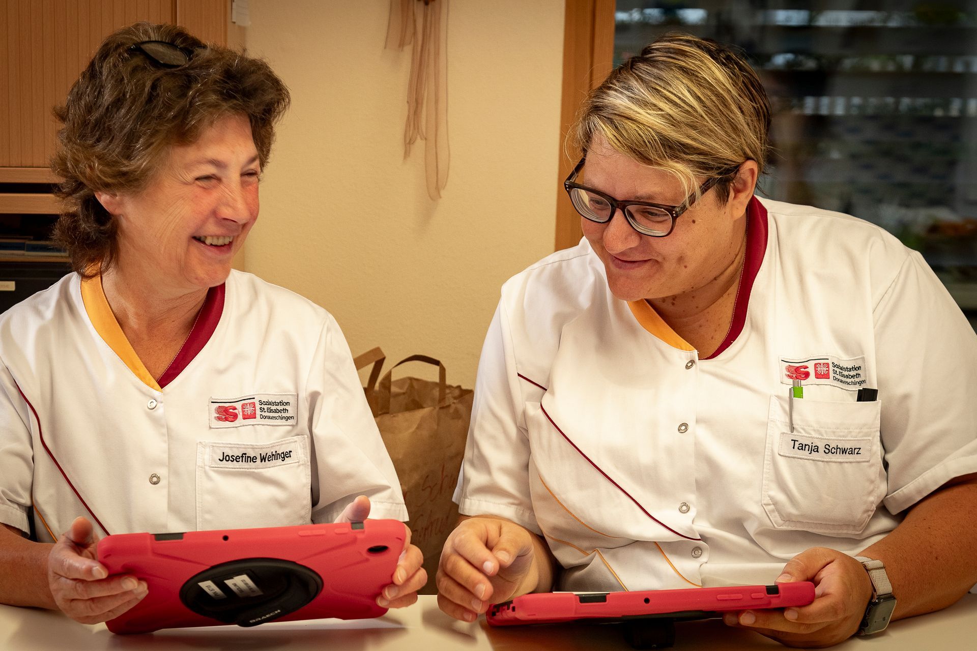 Eine Pflegerin mit einer Patientin im Rollstuhl