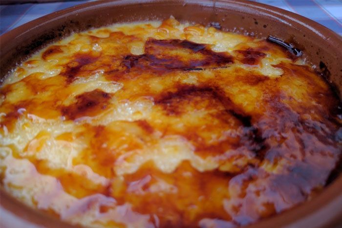 Un primer plano de un plato de comida sobre una mesa.