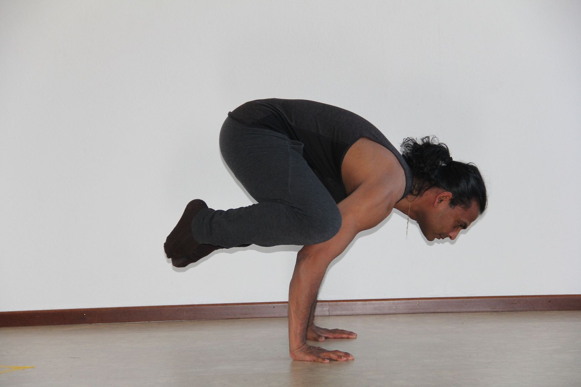 maestro di yoga durante una lezione - Parvati Yoga