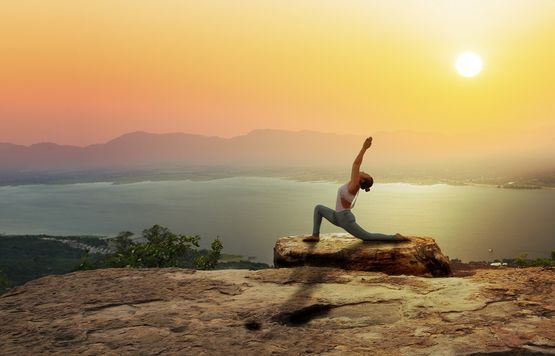 Posizione di Yoga al tramonto
