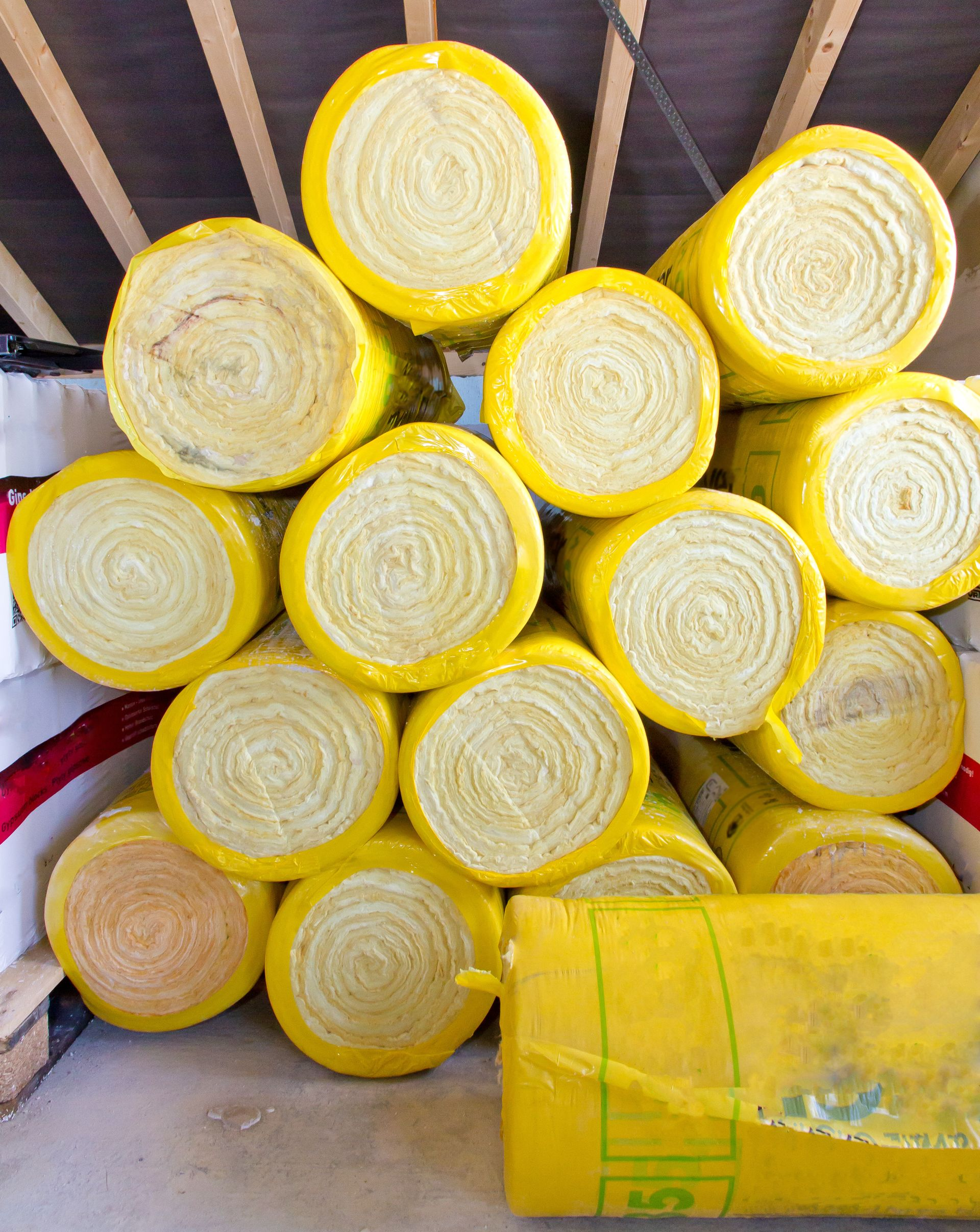 Camion rouge avec des caisses de marchandises sur une remorque plateau, stationné à l'extérieur.