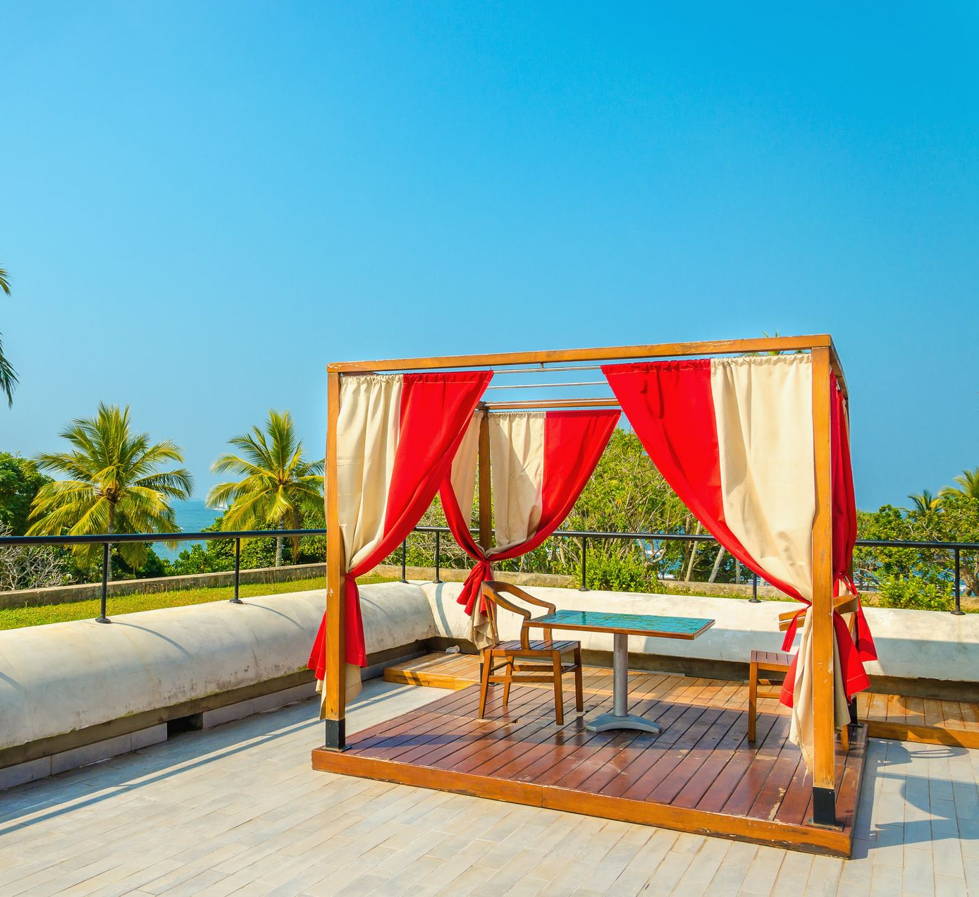 Terrasse en bois avec rambarde donnant sur un jardin verdoyant