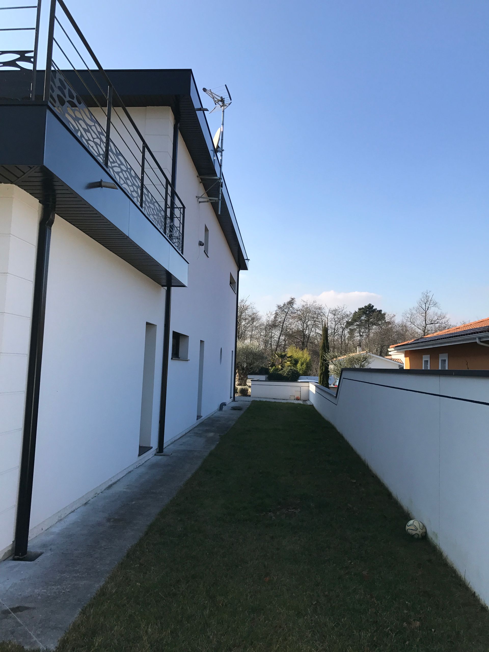 Protégez vos murs contre l'humidité et les infiltrations.