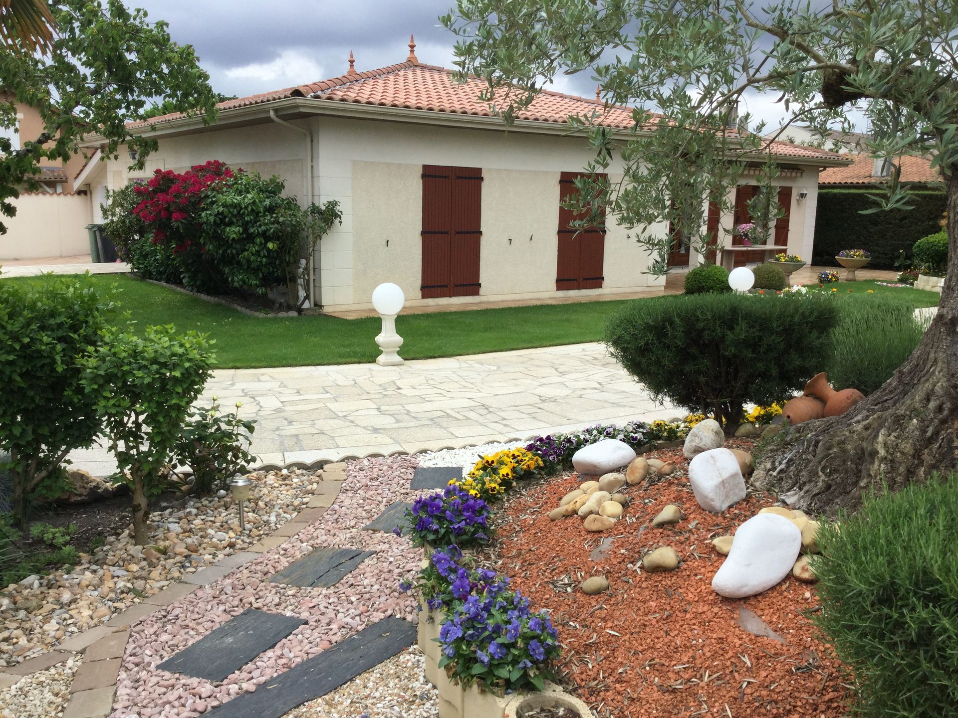 Finition en crépi décoratif.