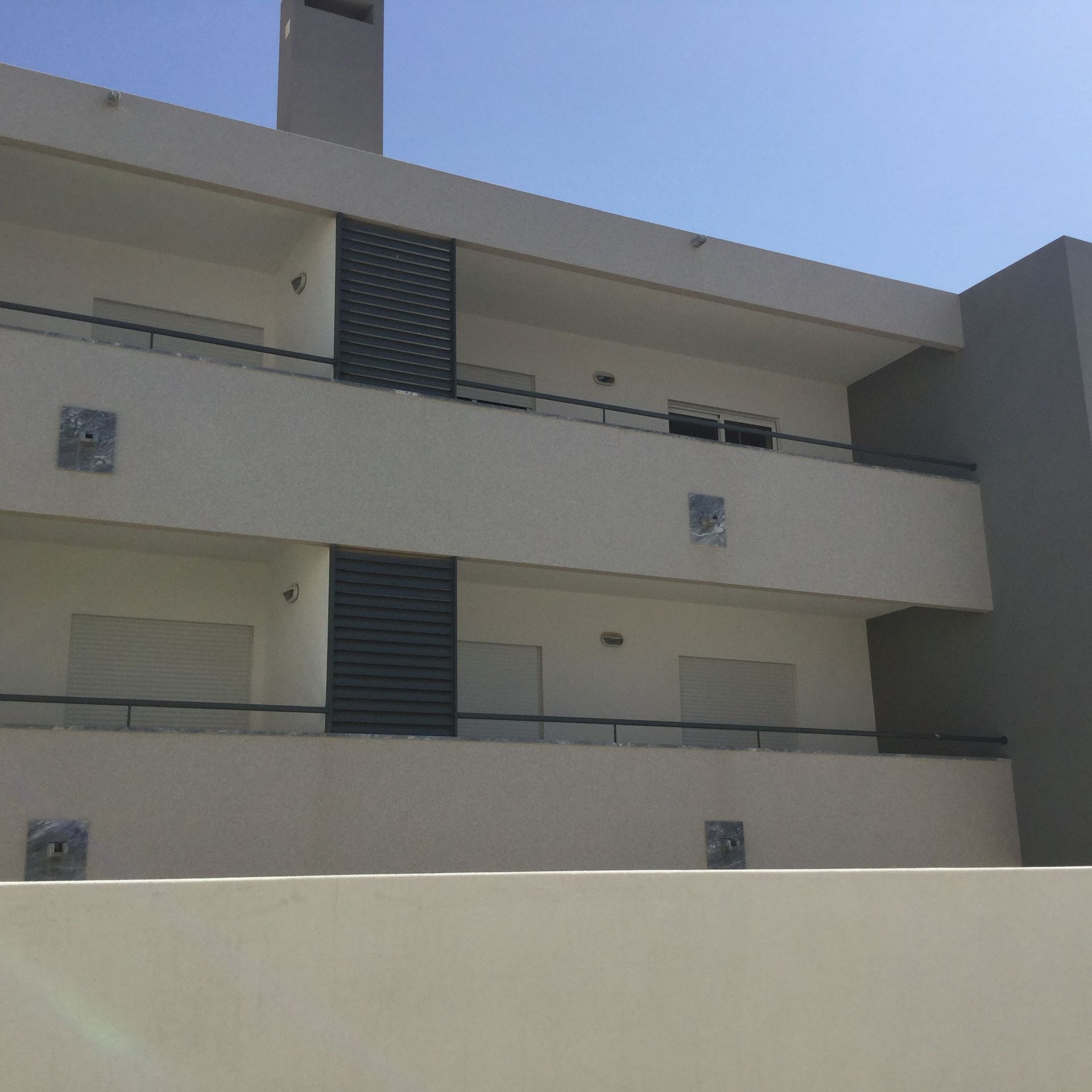 Application soignée pour une surface homogène et durable.