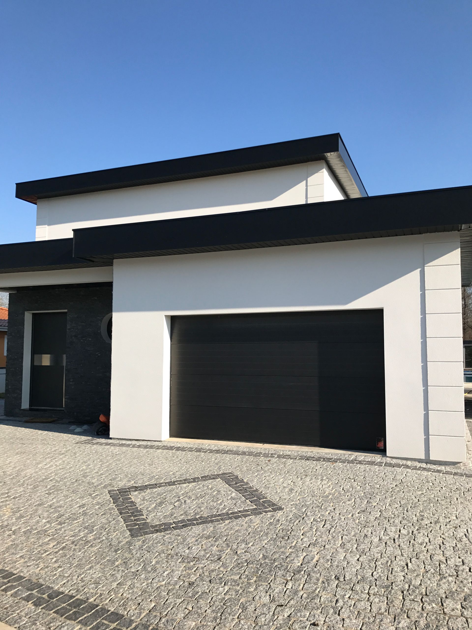 Enduit bicolore pour accentuer le caractère de la façade.