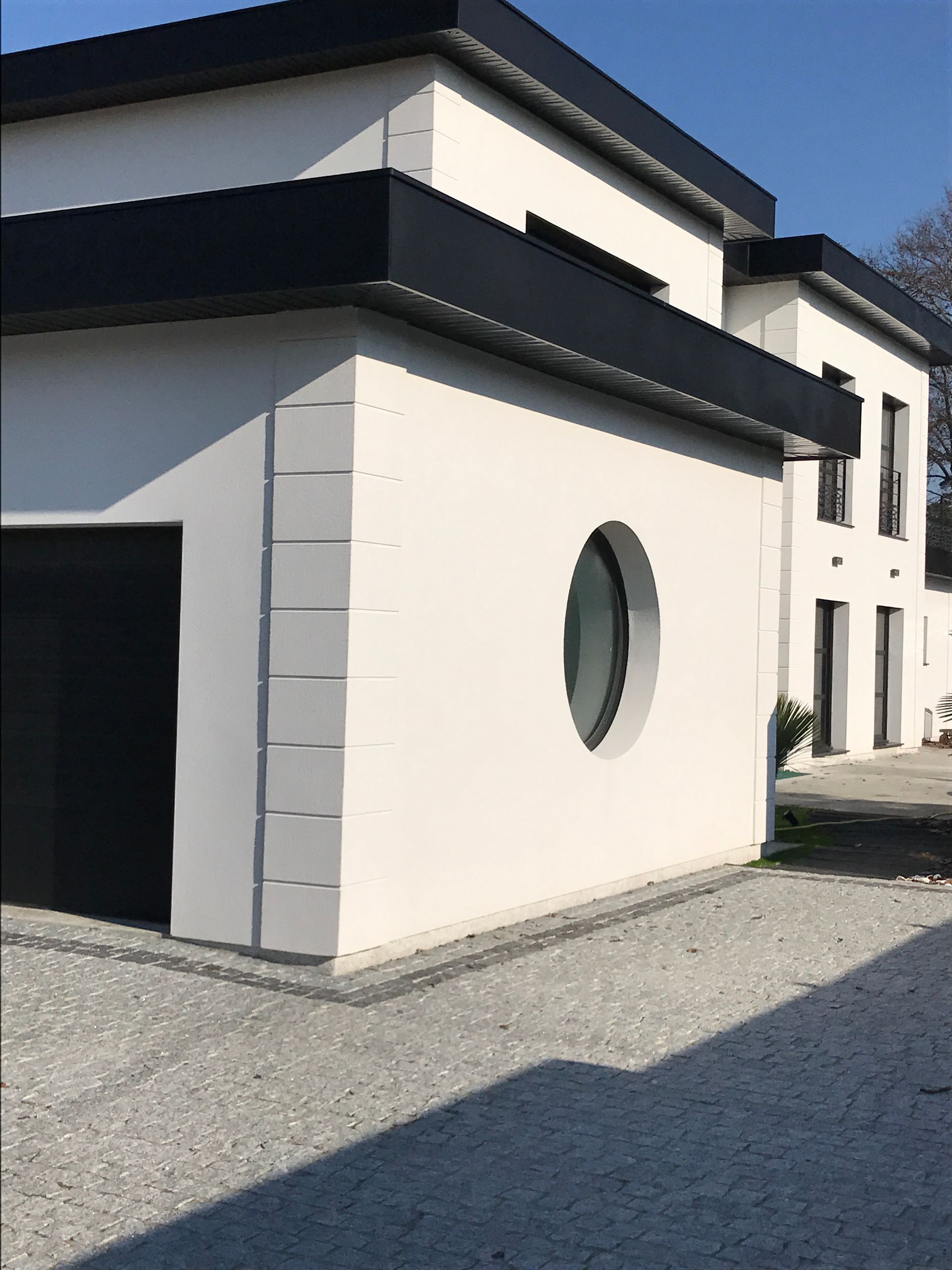 Enduit à la chaux et finition en blanc brillant.