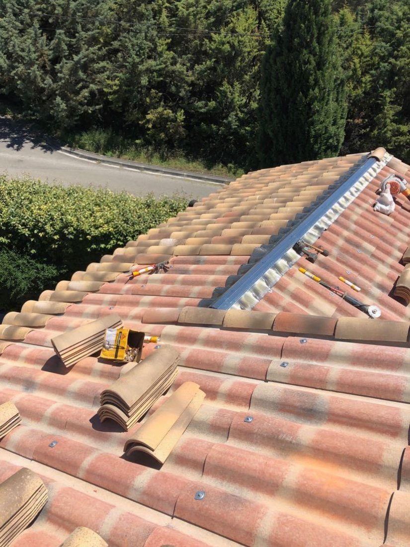 Vue en plongée d'un toit de tuiles en construction.
