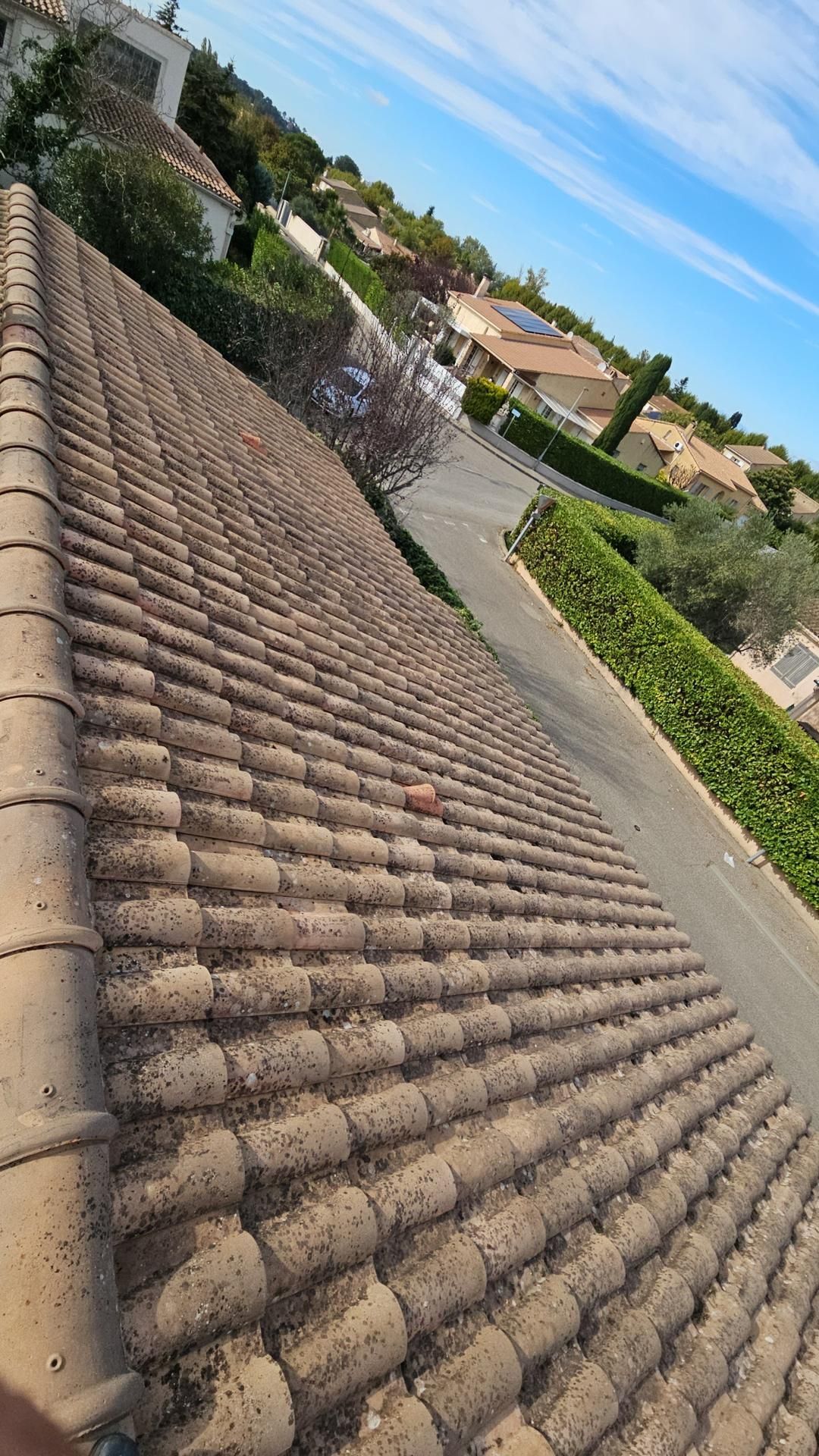 Toit en tuiles, vue sur une rue résidentielle.