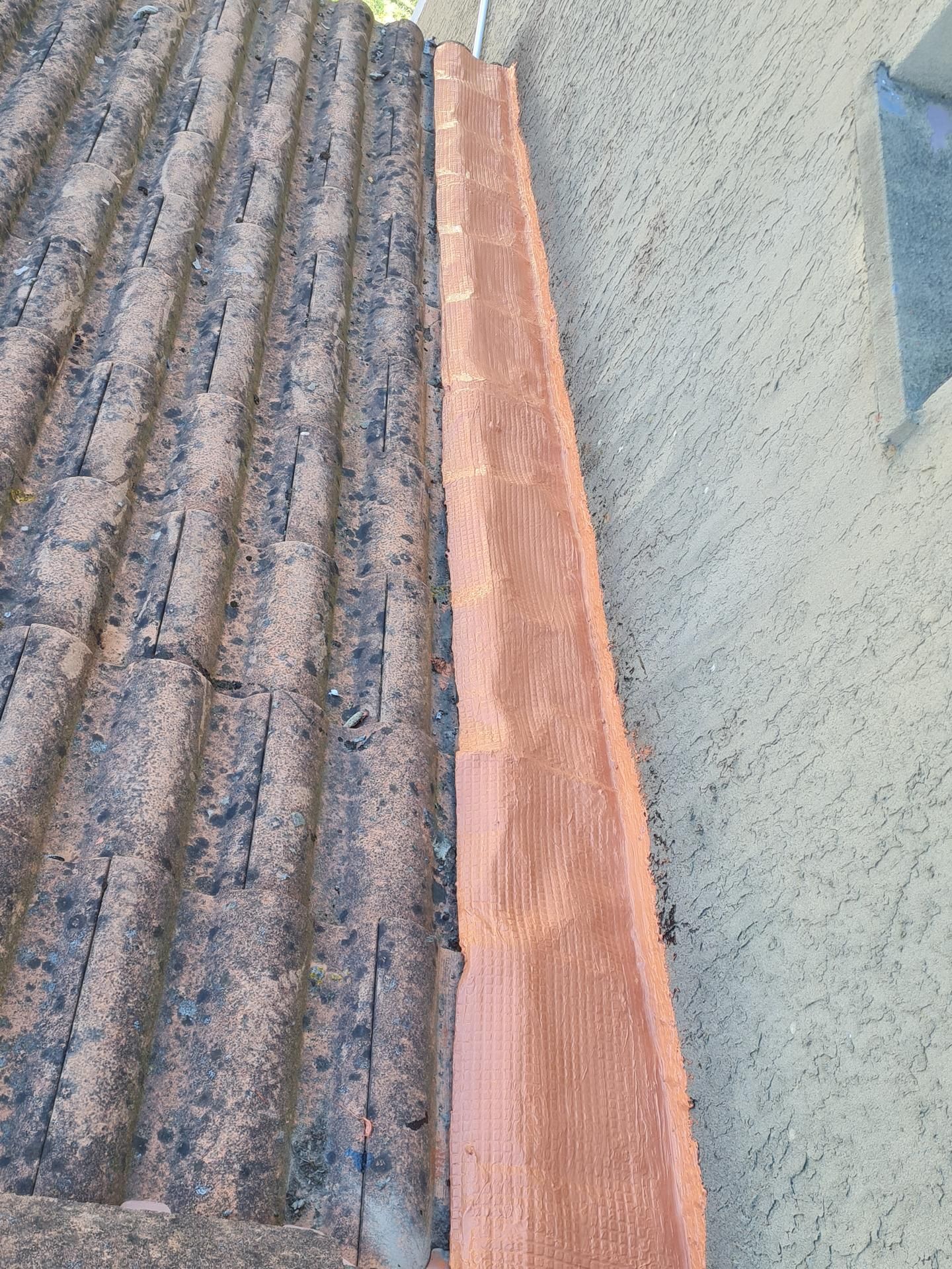 Bord de toit recouvert de tuiles.