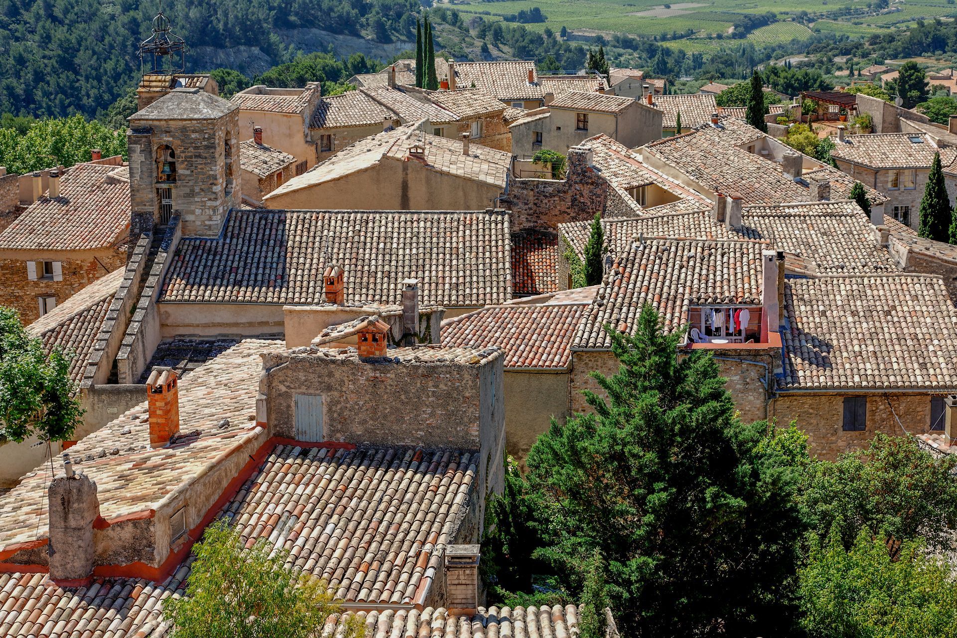 Vue sur les toits d'une commune en Vaucluse.