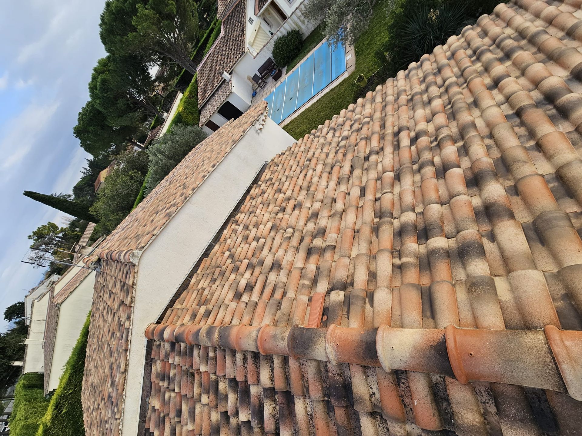 Toit de tuiles en terre cuite patinée.