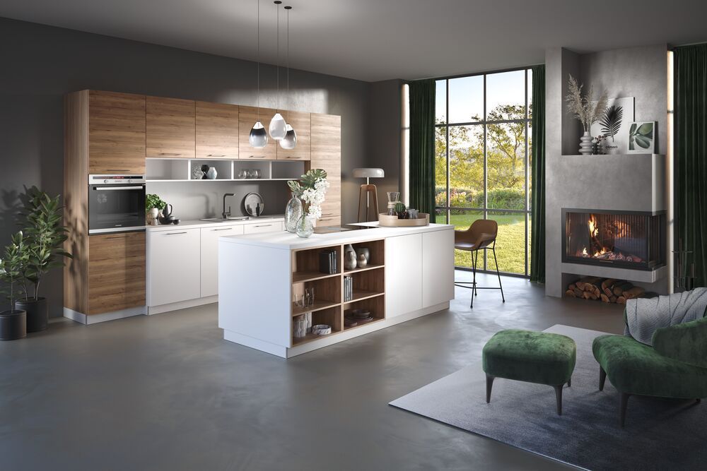 Cuisine tendance avec un îlot à côté d'un salon avec cheminée
