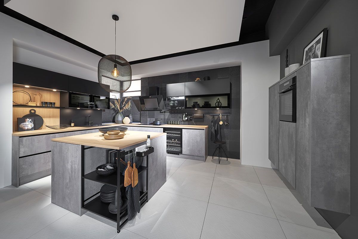 Cuisine en L avec un îlot de rangement