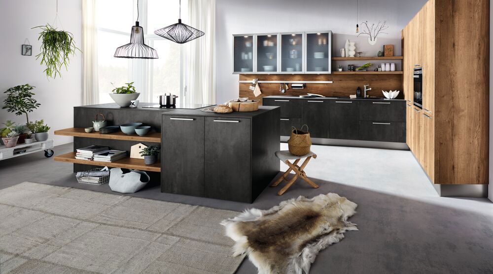 Cuisine moderne en bois brut et gris avec un îlot central et un tapis en fourrure