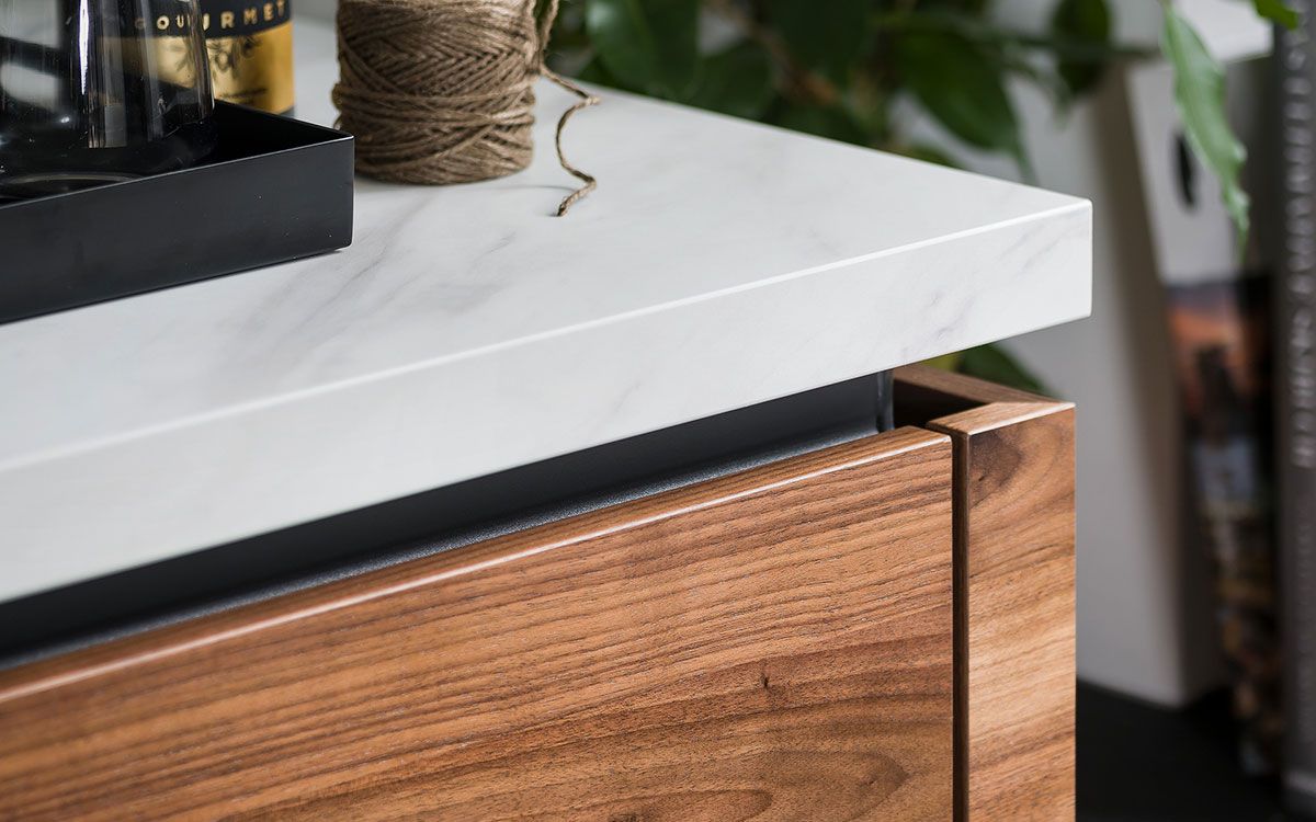 Plan de travail en bois et marbre