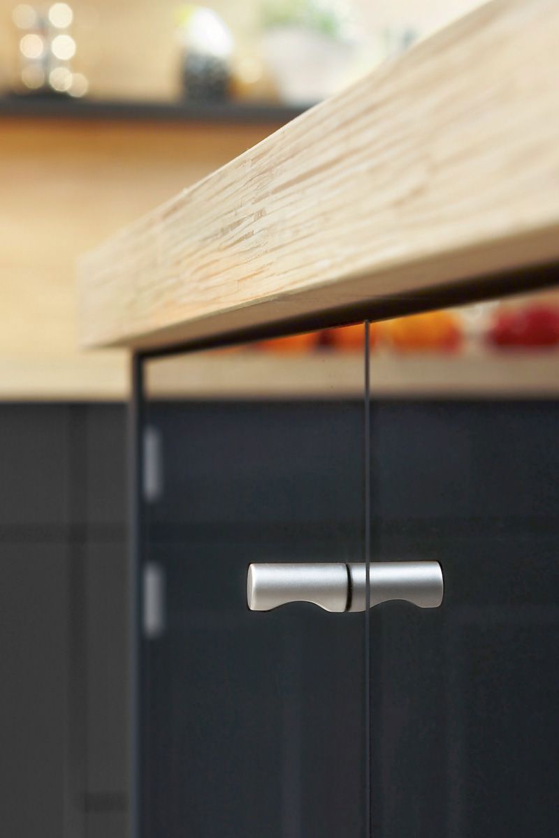 Zoom sur le placard d'une cuisine avec un plateau en bois