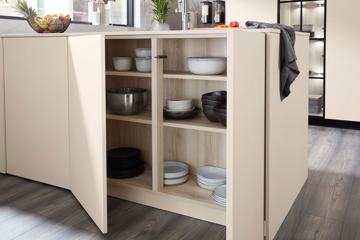 Rangement incrusté dans un meuble de cuisine