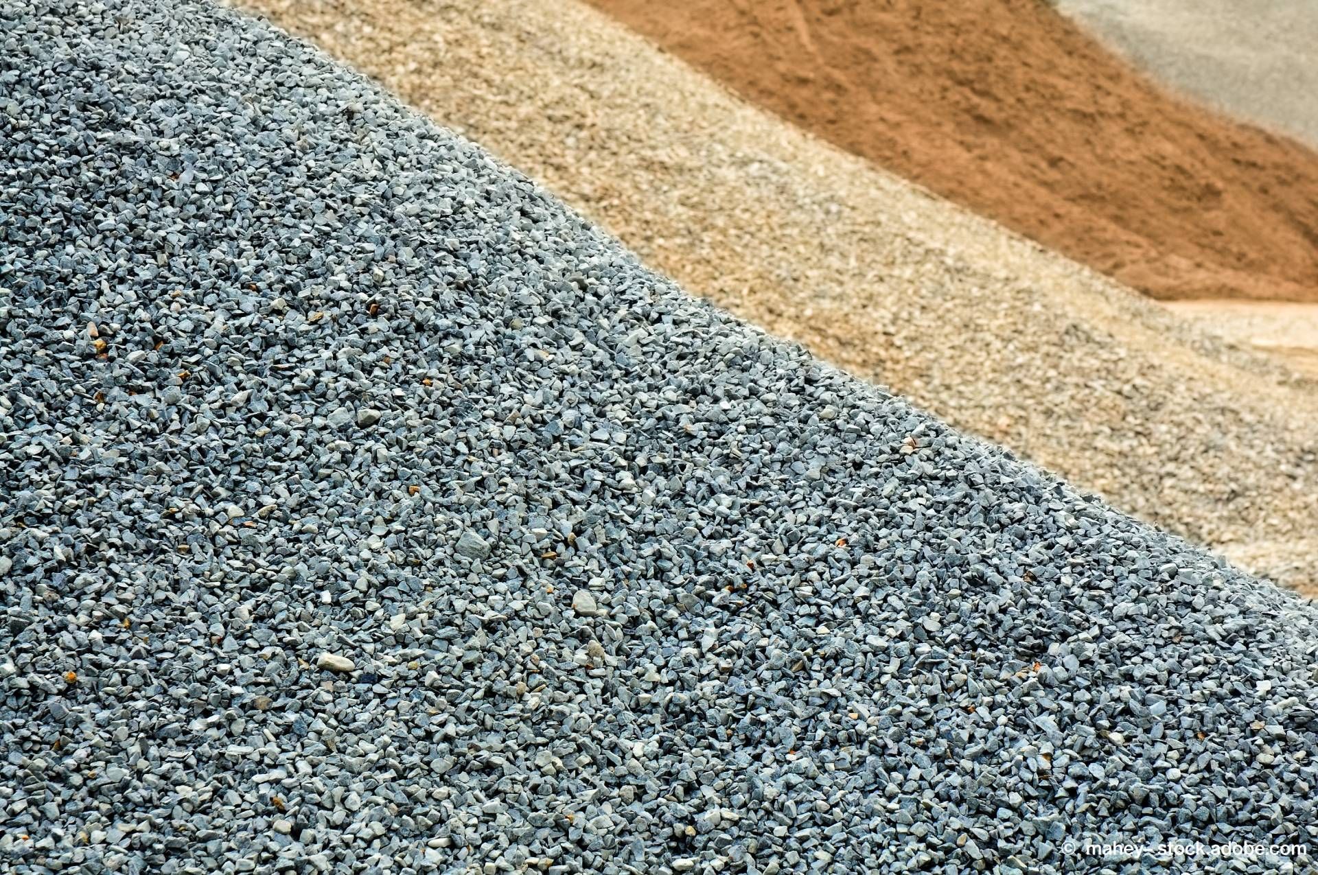 Verschiedene Brennstoffe wie Kies, Sand