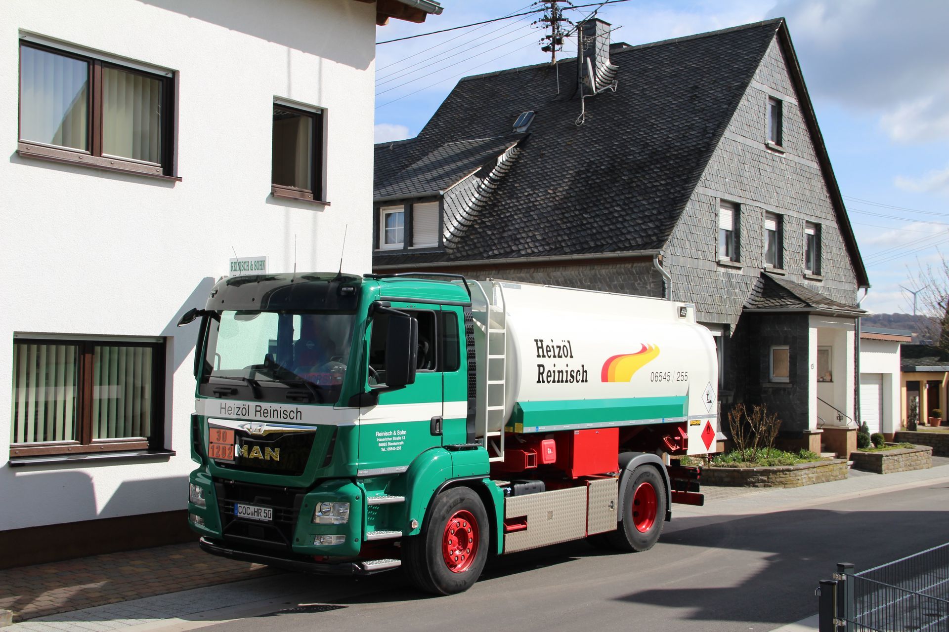 Brennstoff-LKW von Heizöl Reinisch