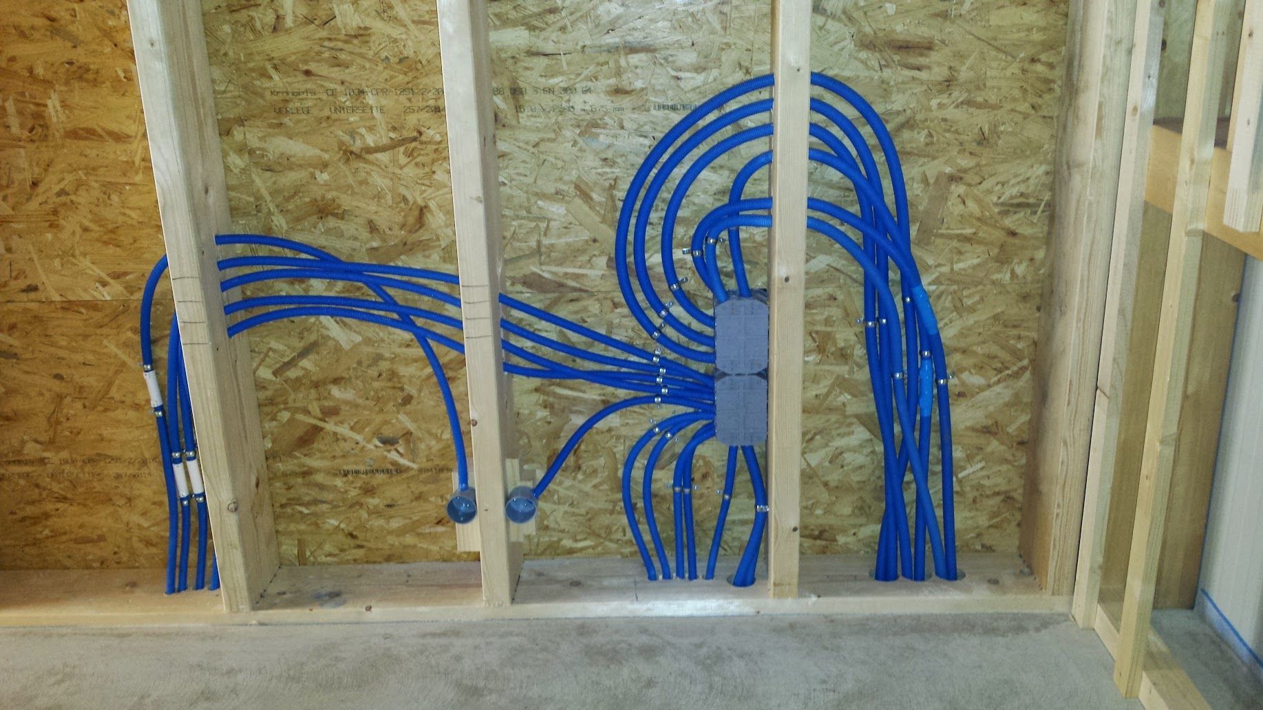 installations de câblages au mur