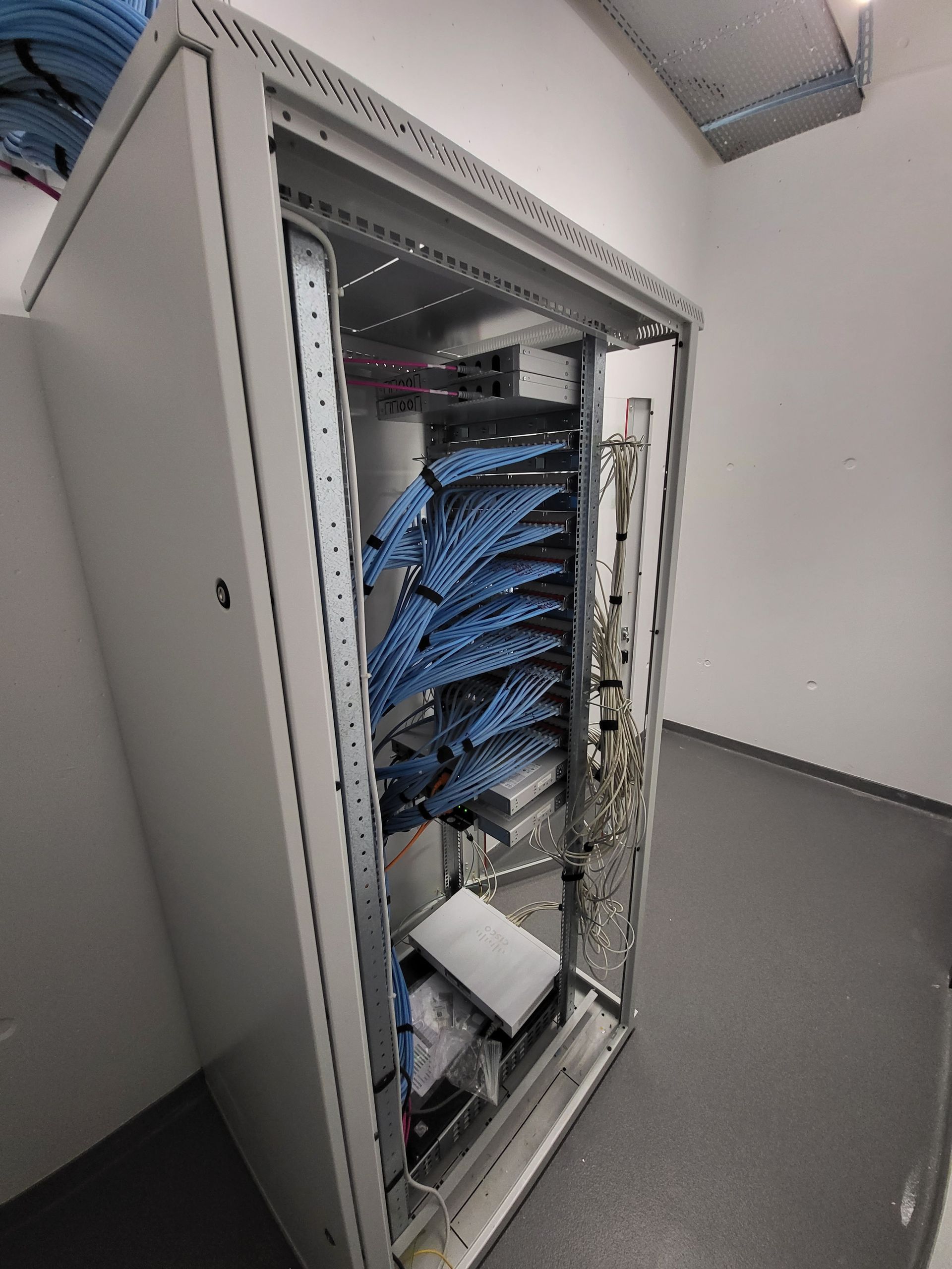 armoire électrique et câbles