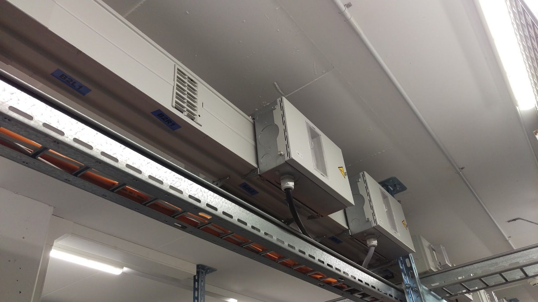 armoire et rampe à cables