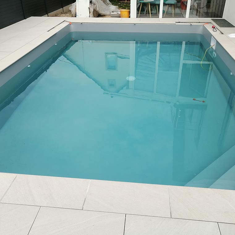 Une piscine sur une terrasse