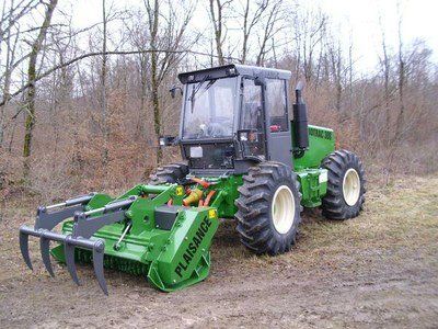 Tracteur spécialisé dans le broyage forestier