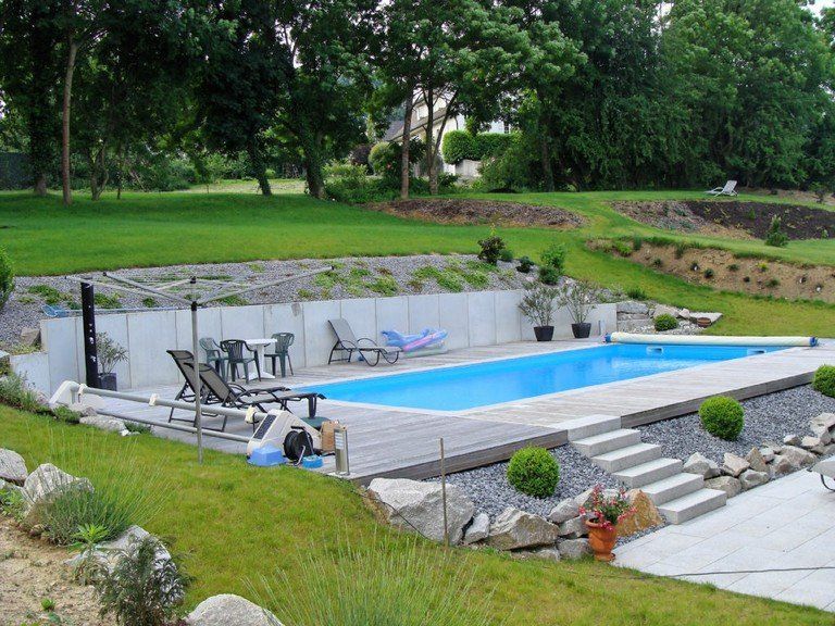 Aménagement d'une piscine extérieure entourée d'un aménagement végétal