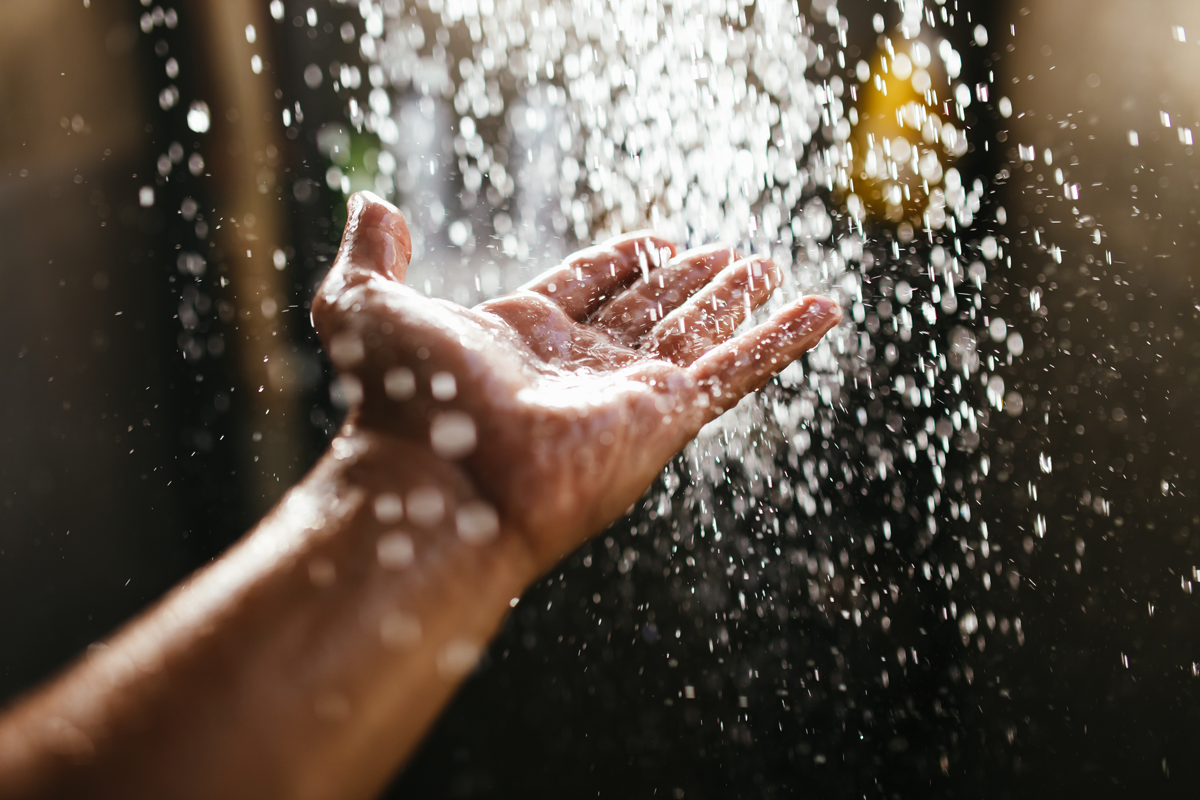 Main sous l'eau dans une douche