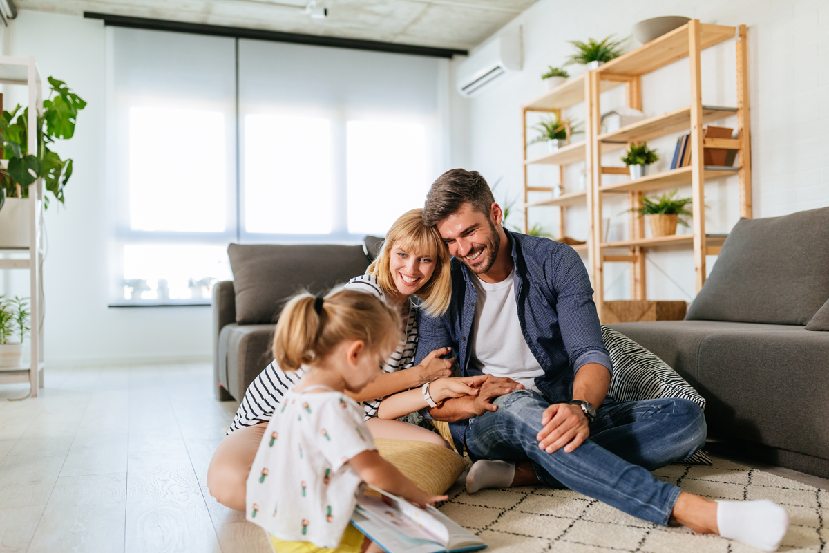 Famille assise sur un tapis dans le salon