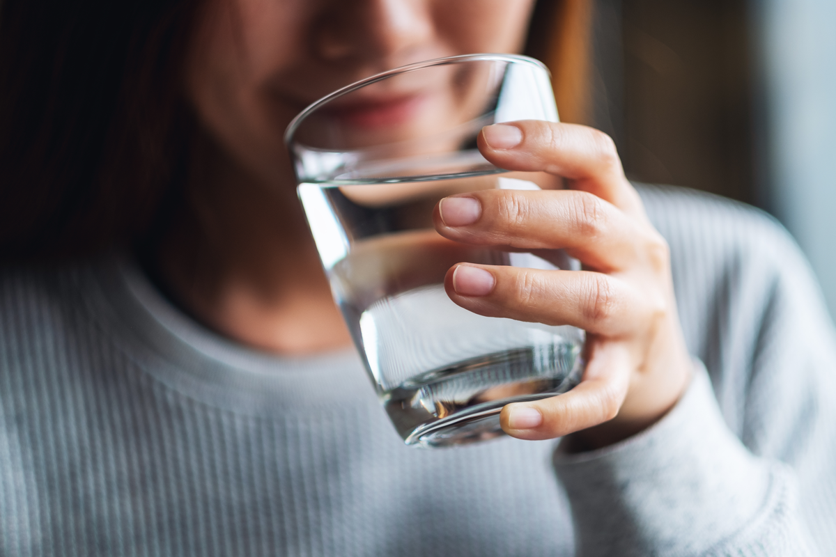 Femme buvant un verre d'eau