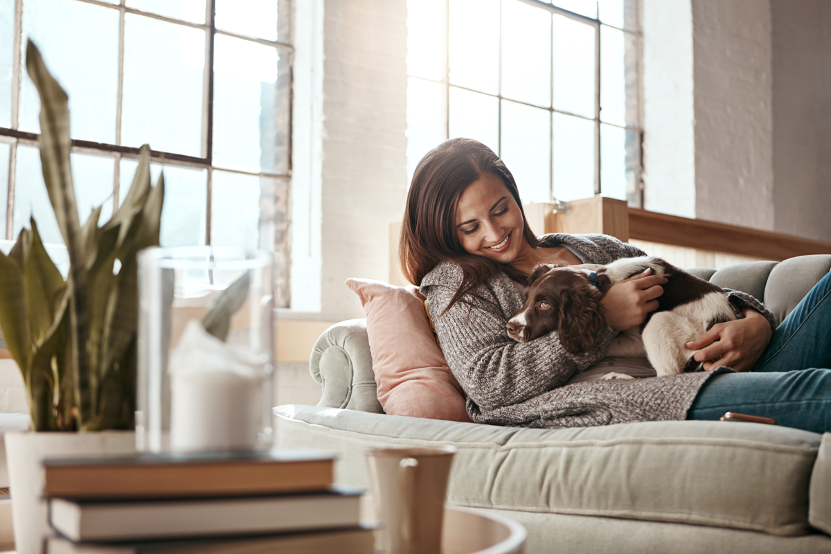 Femme aveec un chien sur un canapé