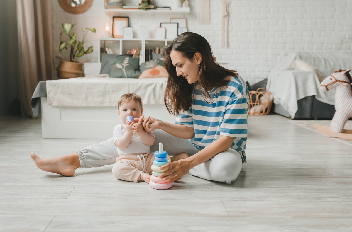 Femme assise par-terre avec un enfant