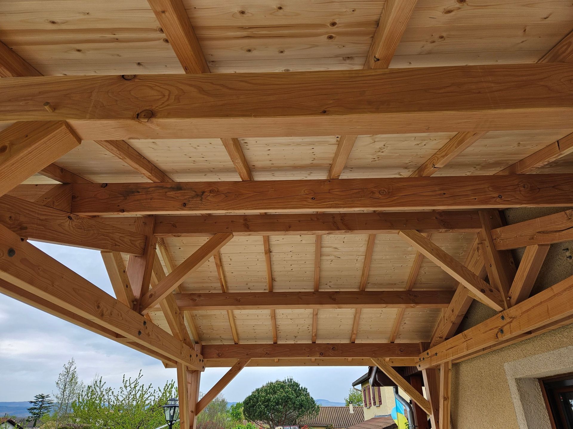 Gros plan sur une structure autoportante en bois