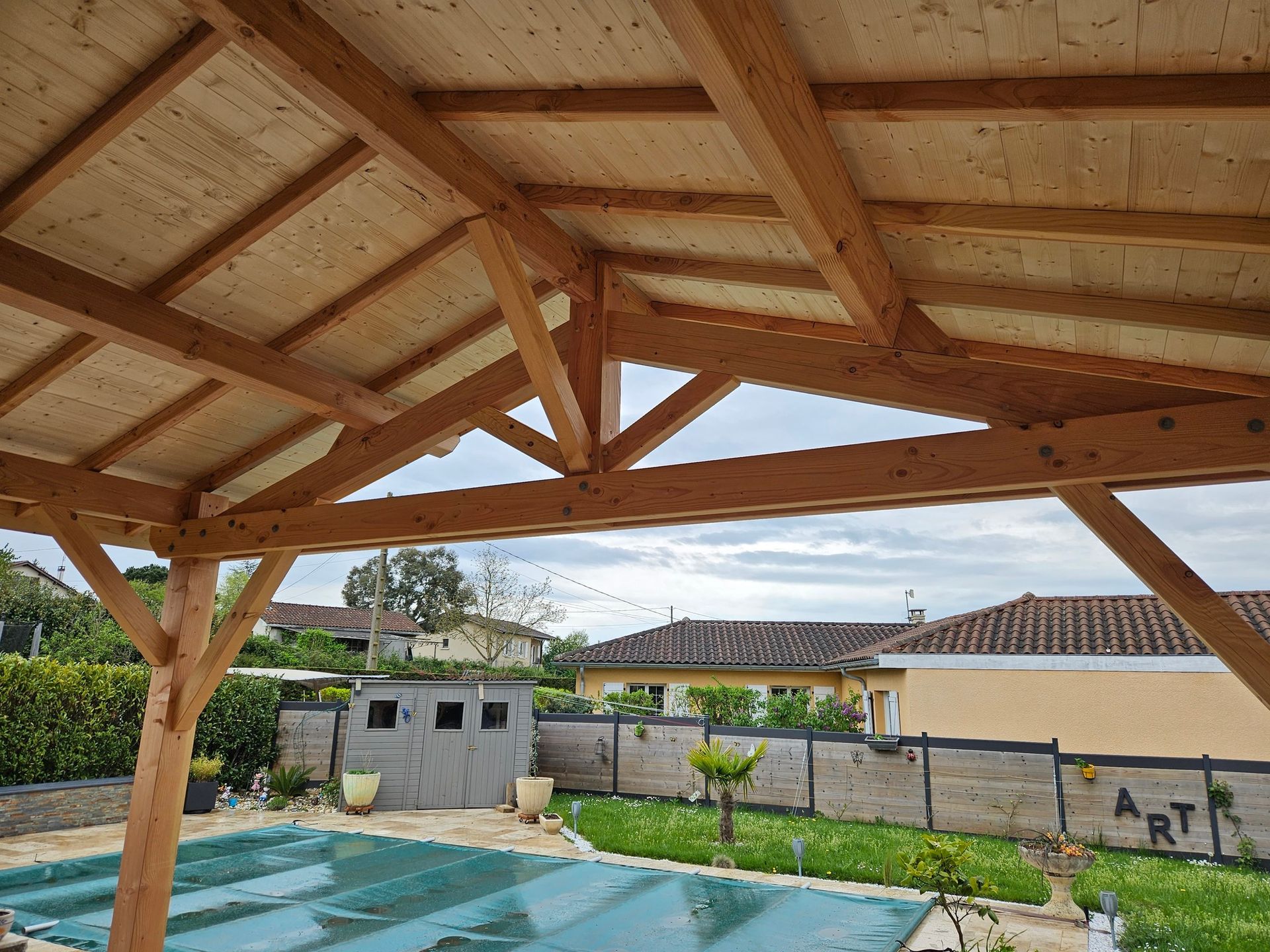 Charpente en bois, aménagement extérieur