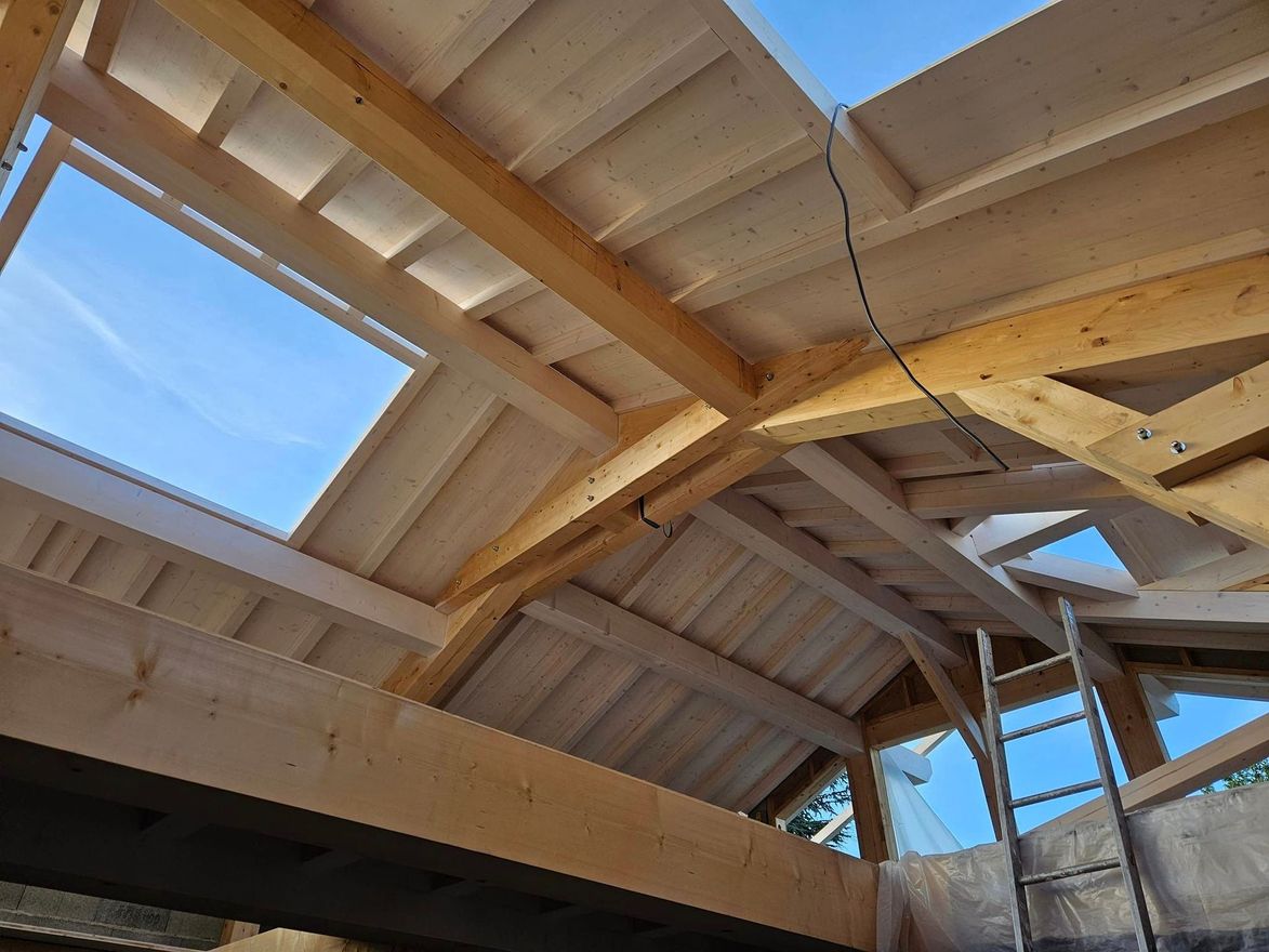 Charpente traditionnelle en bois en 2 teintes