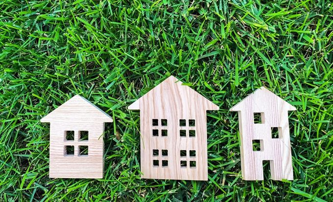 Maisons en bois miniatures, maquettes sur une pelouse