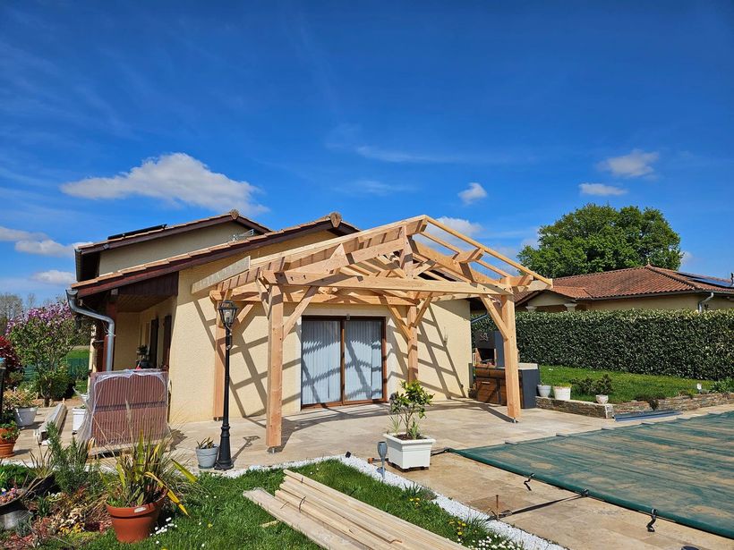 Structure autoportante en bois entre la façade et la piscine