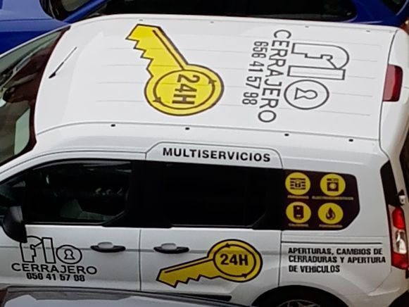 Una camioneta blanca con la palabra cerrajero.