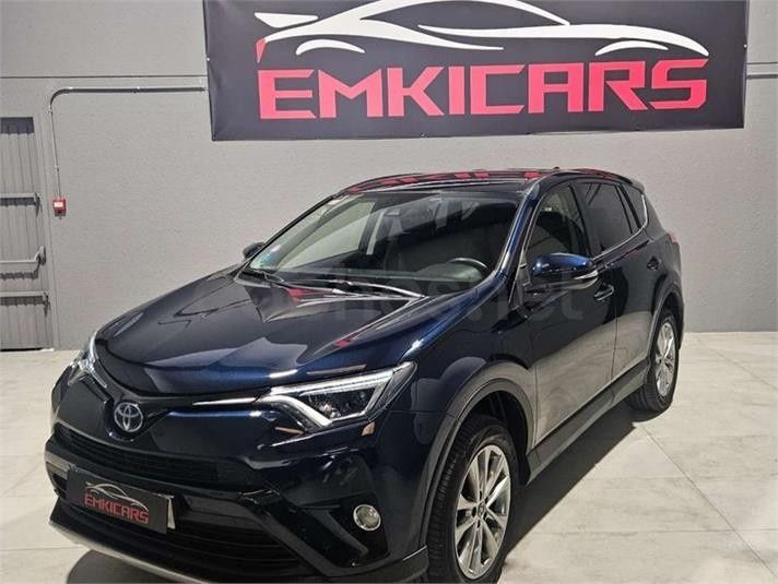 Aceite oscuro que sale de un coche y cae en una bandeja blanca en un taller de reparación de automóviles.