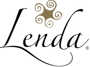 Logotipo de Lenda con escritura negra estilizada y un remolino decorativo dorado sobre el nombre.