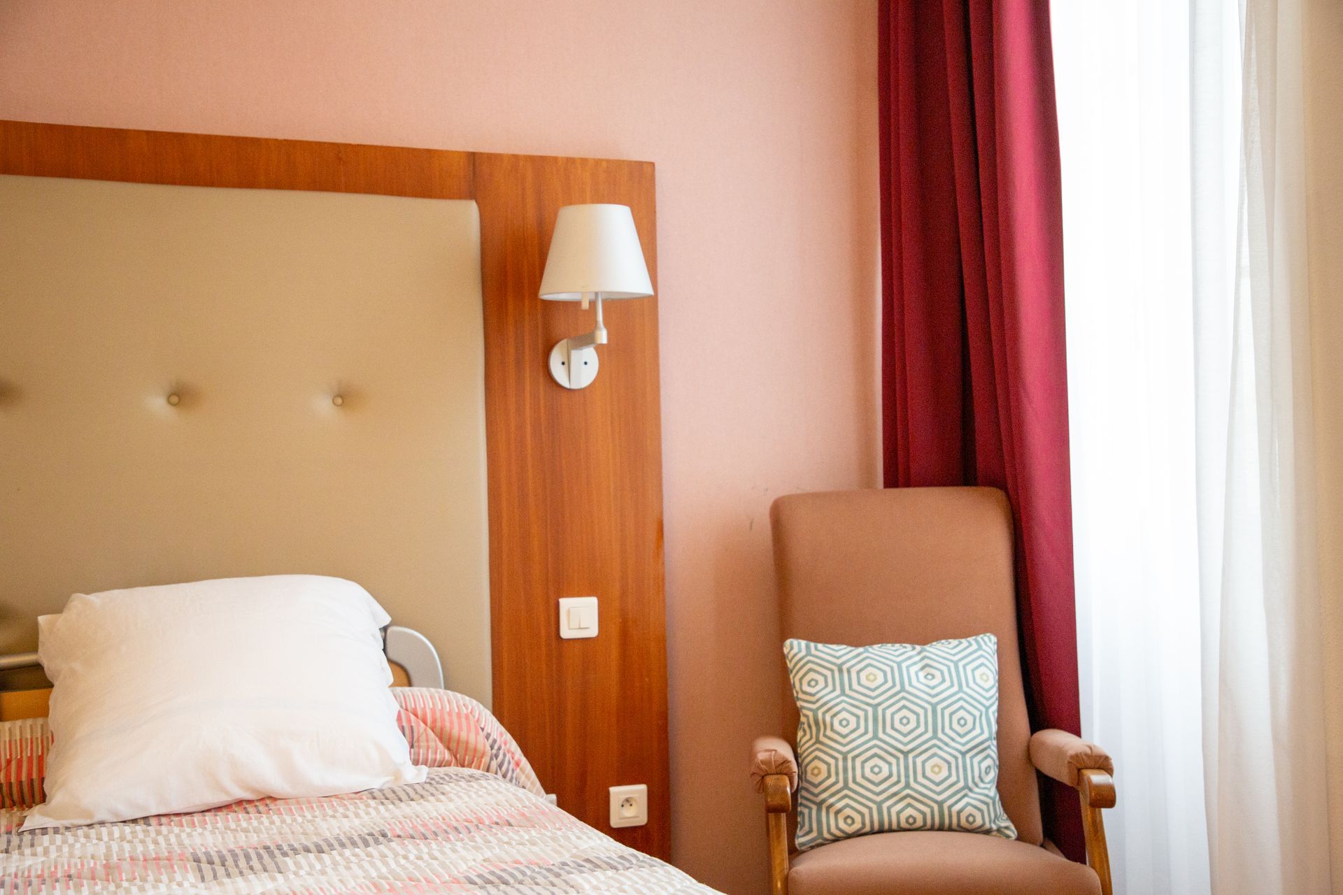 Chambre résidence Jeanne d'arc avec fauteuil en cuir