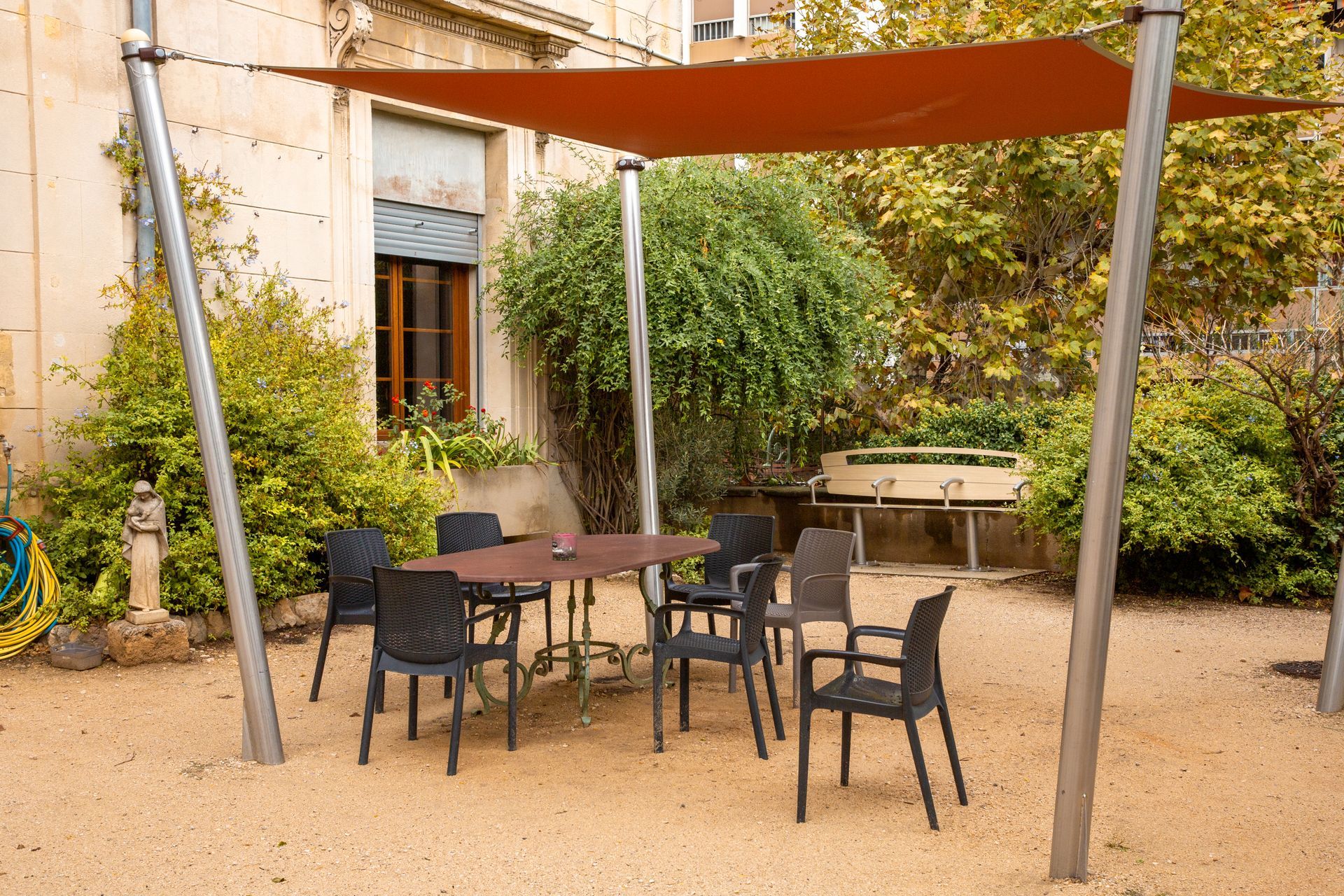 Cour aux allures provençales