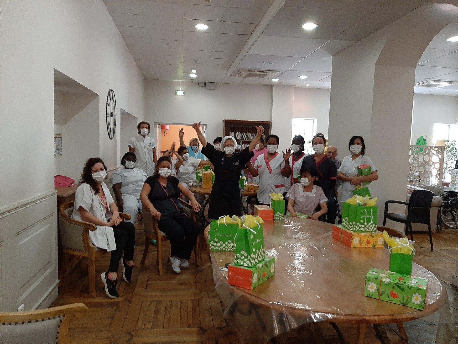 Le personnel de l'EHPAD en pleine célébration