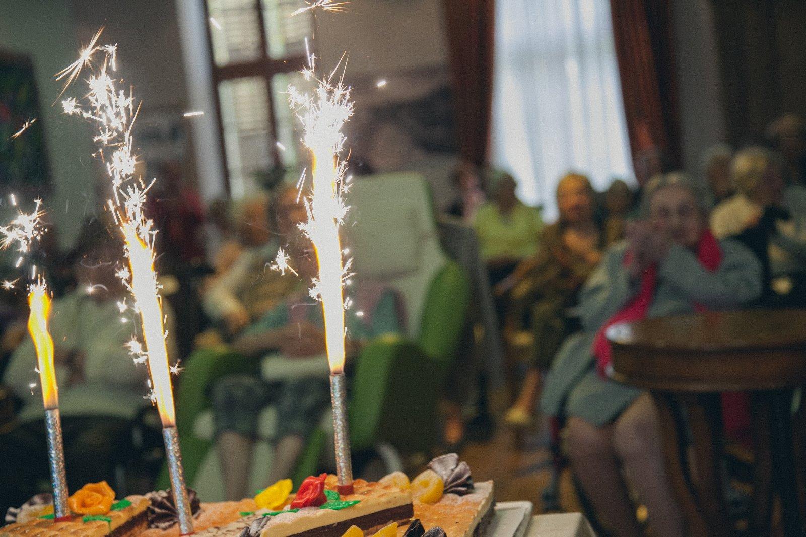 Les résidents et le personnel de l'EHPAD fêtent un anniversaire